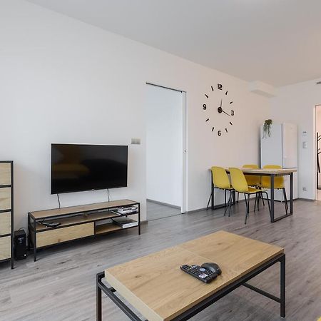 Yellow Apartment With Parking Prag Exterior foto