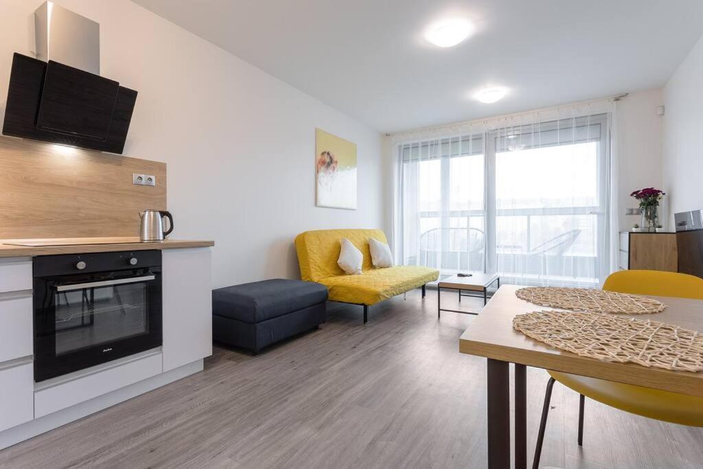 Yellow Apartment With Parking Prag Exterior foto