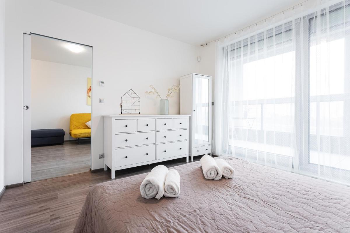 Yellow Apartment With Parking Prag Exterior foto